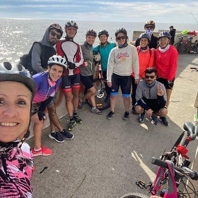 Una foto de Romina en la costanera con su grupo de ciclismo.